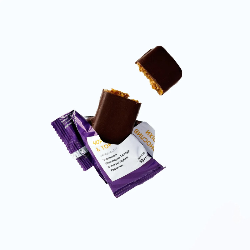 БАТОНЧИК З КБД ЧОРНОСЛИВ І ГОРІХИ В ШОКОЛАДНІЙ ГЛАЗУРІ 50 Г
